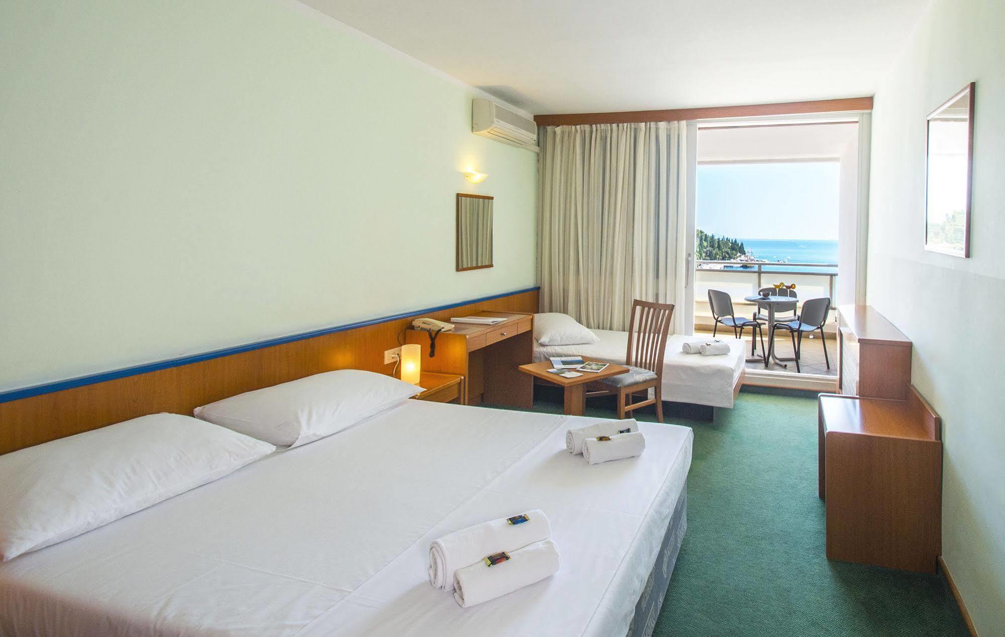 Hotel Amfora Рабац Екстериор снимка