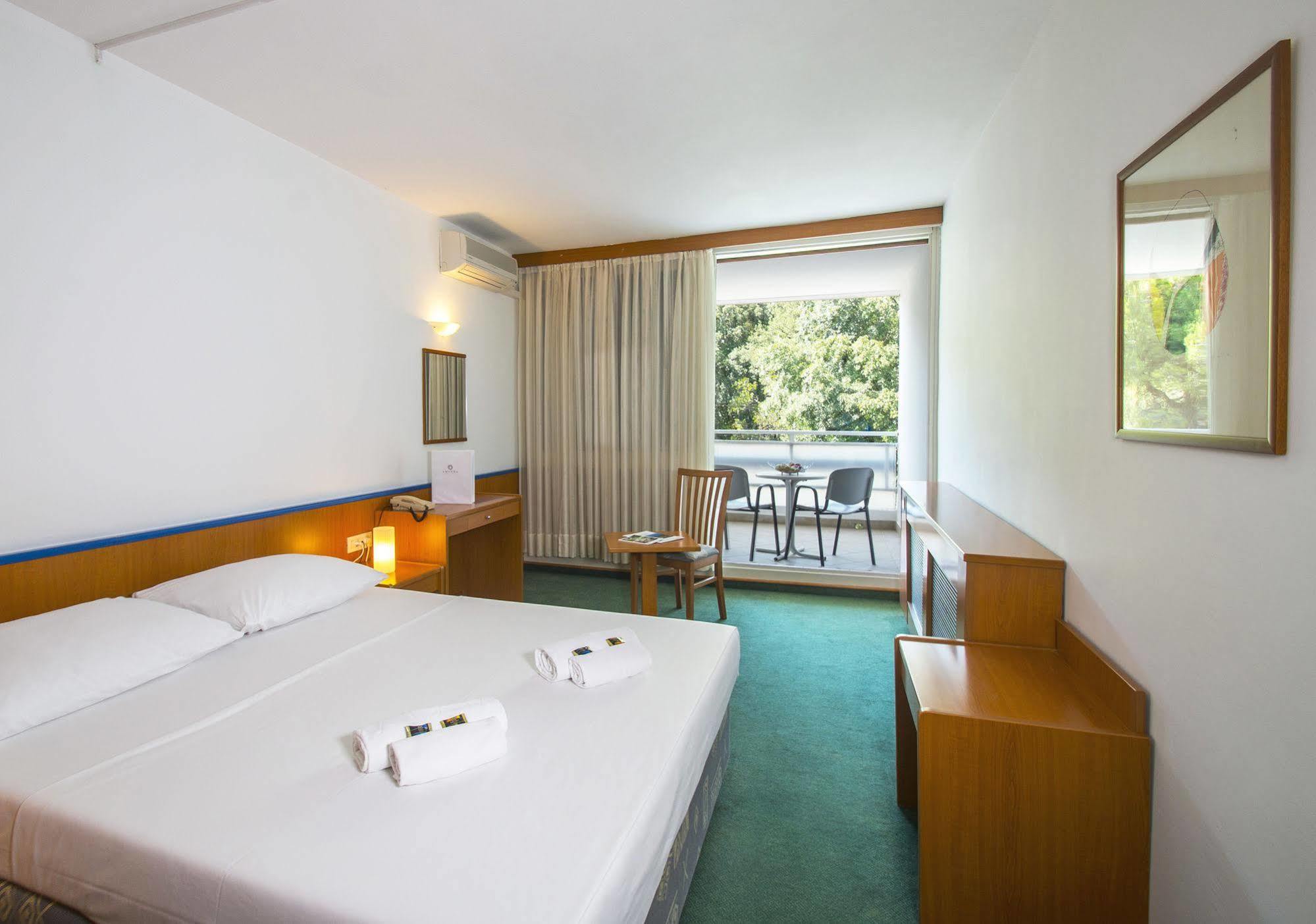 Hotel Amfora Рабац Екстериор снимка